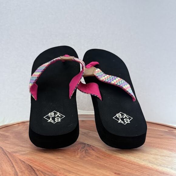 BY YB Womens Size 9 Black Pink Zigzag Sandals Flip Flops Colorful Pattern - Picture 7 of 12